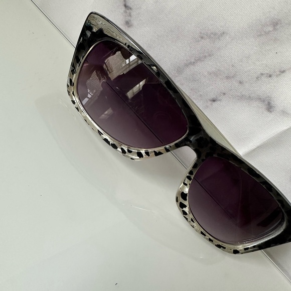 VINTAGE 90s NYS COLLECTION - BLACK/SILVER CHEETAH PRINT SUNGLASSES - Picture 3 of 7